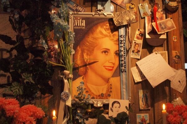 Evita: De bronce y bronca